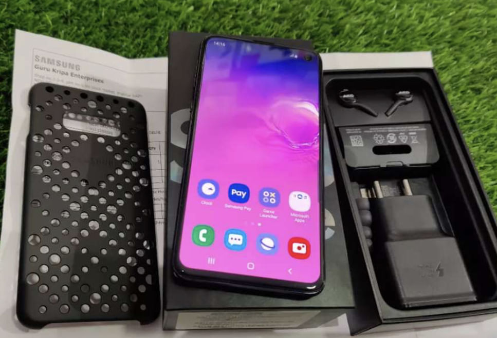 Samsung Galaxy S10e Box Contents