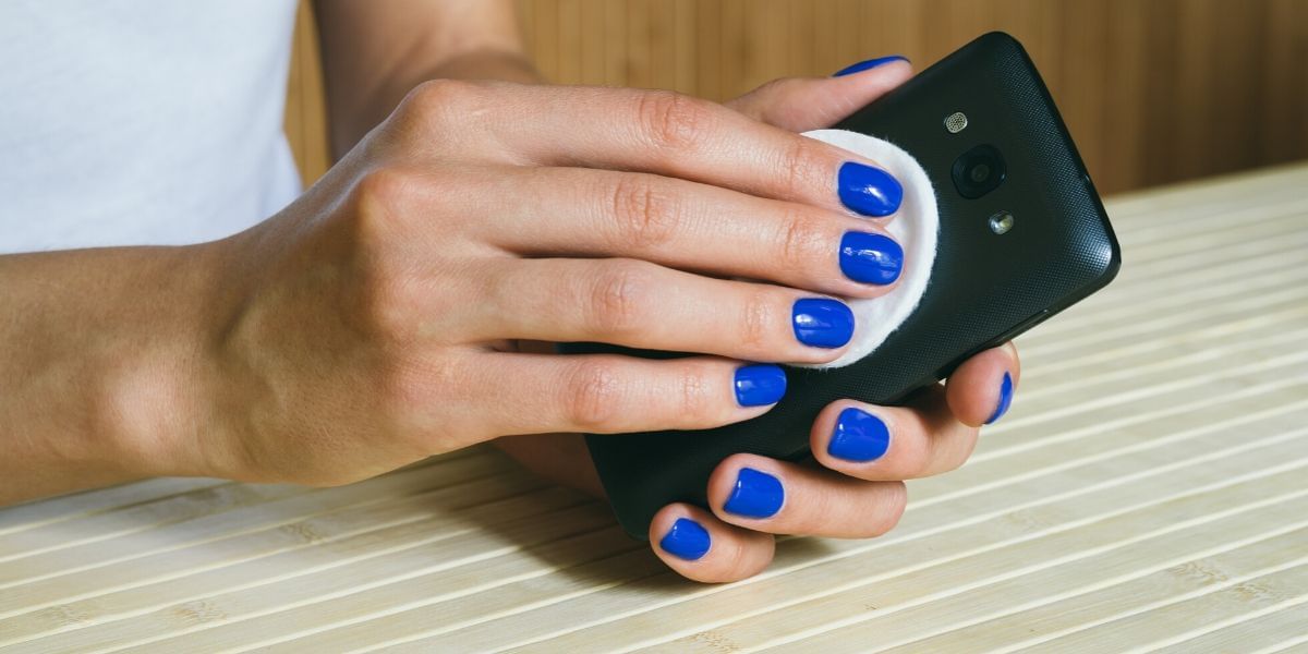 Clean Device - How To Make A Smartphone Last Longer