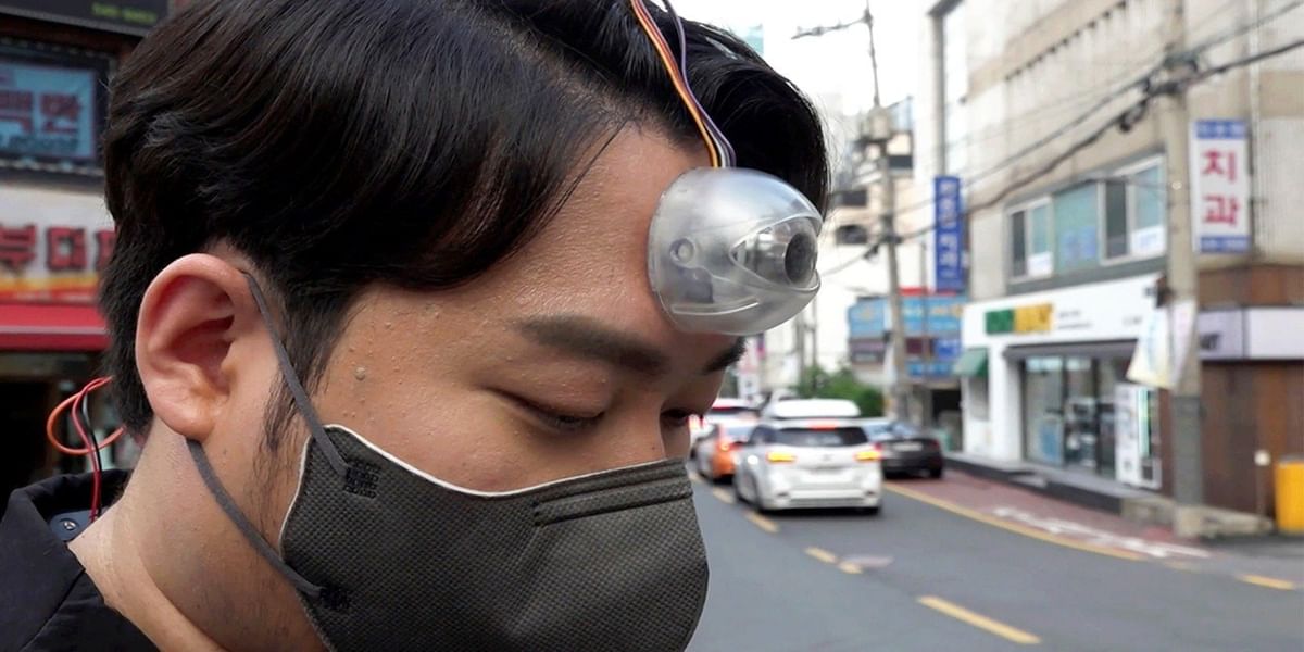 Korean Designer Makes Third Eye For Phone Zombies
