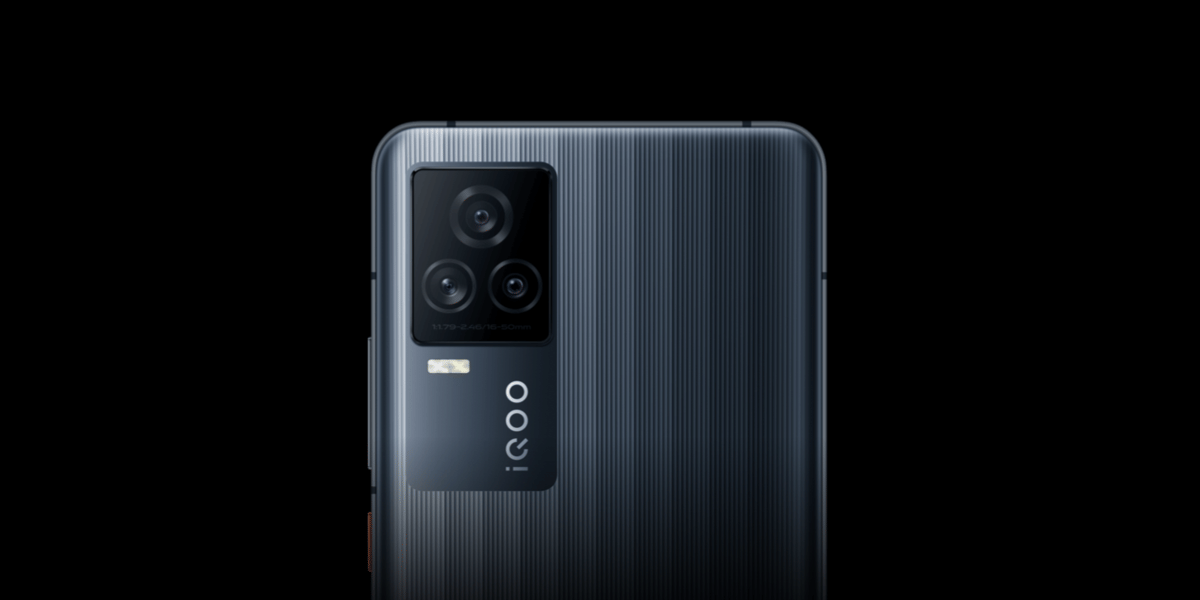 iQOO 8 Hands-On Videos Reveal Colour Changing Back Panel Design