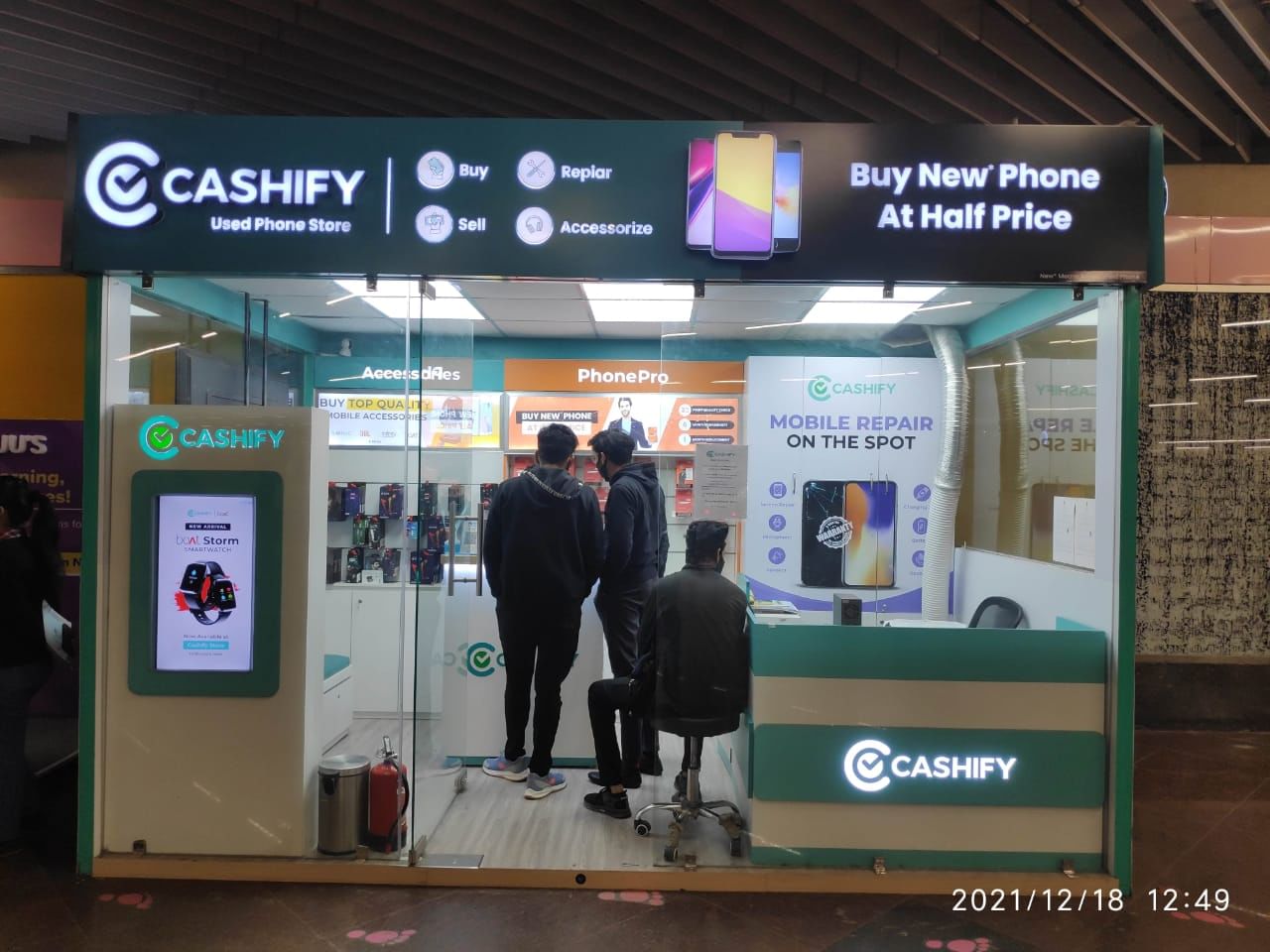 Cashify Buy, Sell, and Repair Mobile Store Kiosk in INA Metro Station, New Delhi