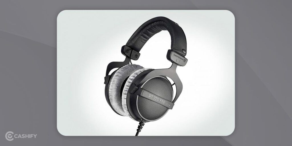 closed back type of headphones