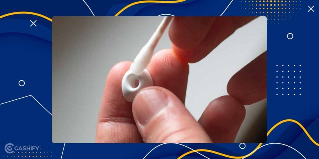 clean earbuds using earbuds