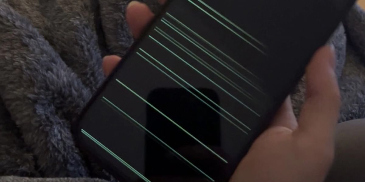 iPhone 14 Glitch! Users Complain About Flashing Horizontal Lines