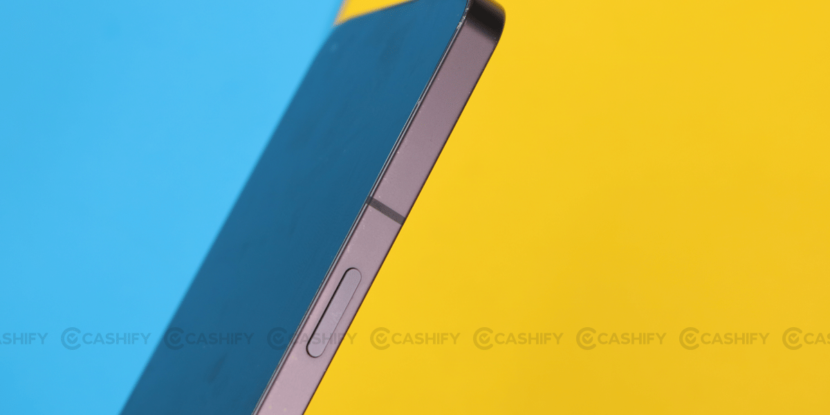 Nothing Phone (1) right side