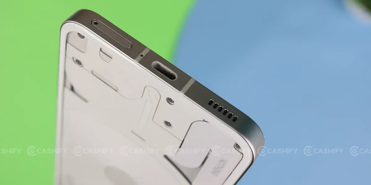 Nothing Phone (2) Bottom