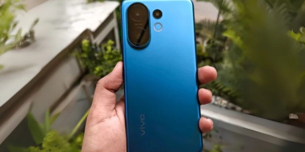 Vivo T4 Pro in-hand feel