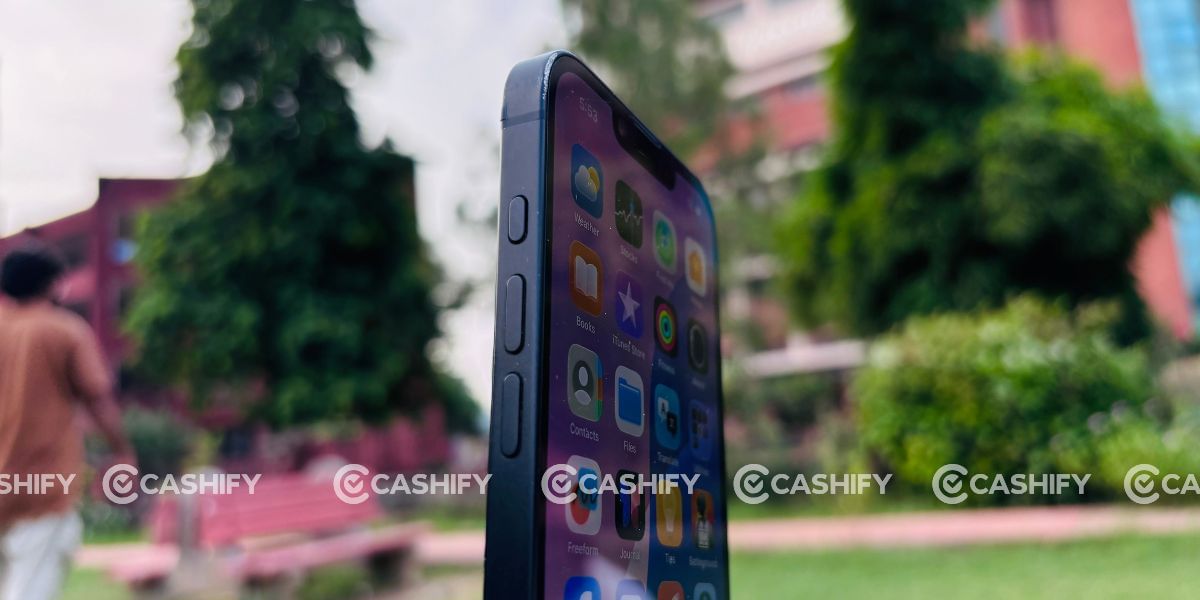 Apple iPhone 16e side