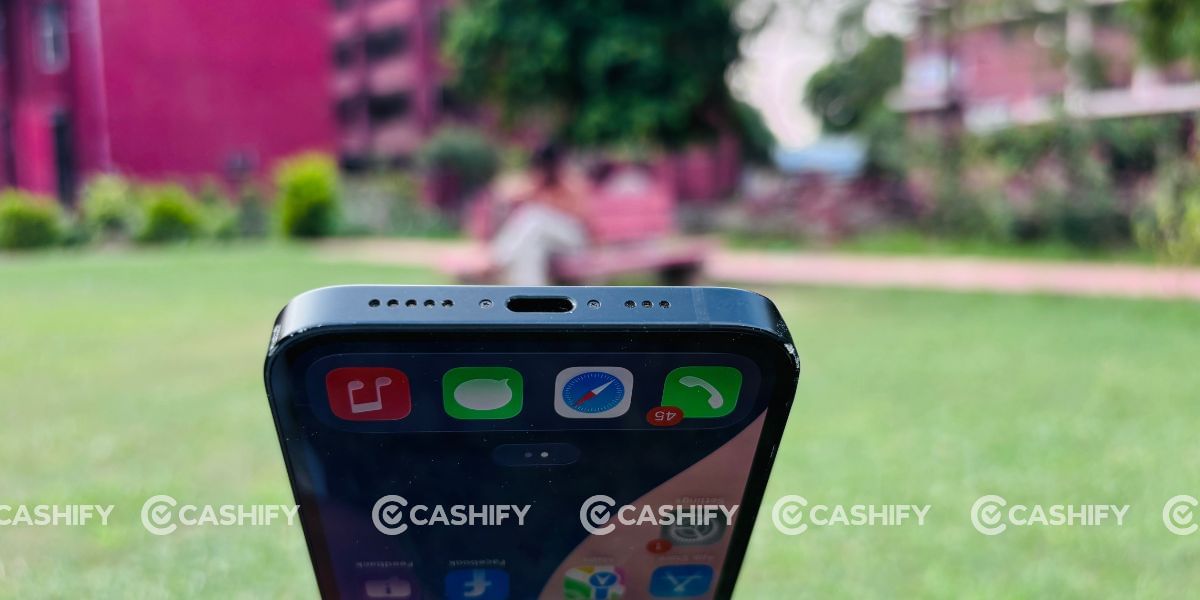 Apple iPhone 16e bottom