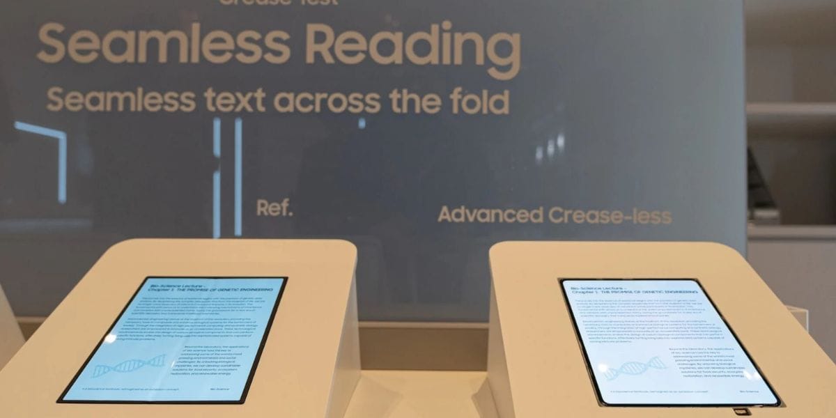 Samsung Galaxy Fold 8 display