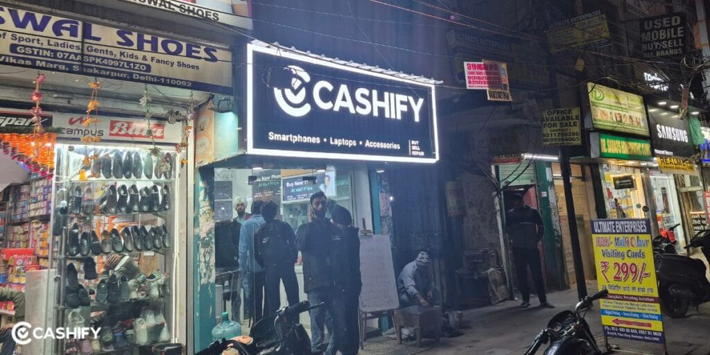 Cashify store in Laxmi Nagar: a good place to sell your old phone offline