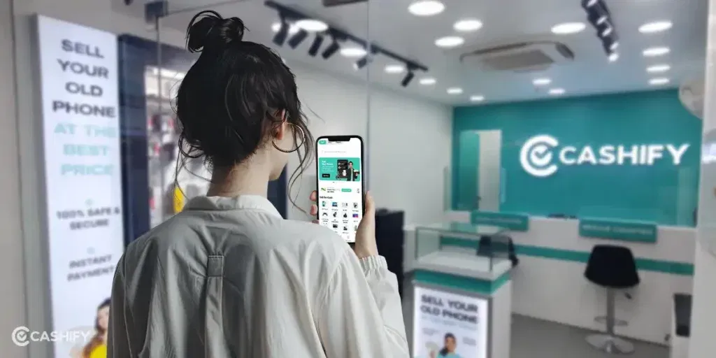 women on cashify store buying a phone